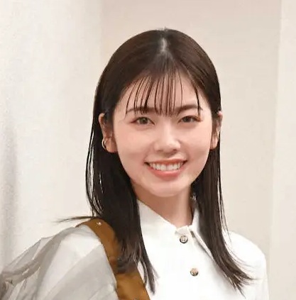 女優の小芝風花さんのの笑顔のアップ写真。
